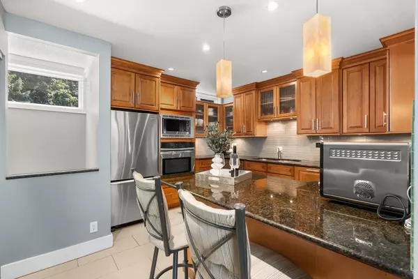 Surrey, BC V4P 1J2,14025 Nico Wynd PL #9