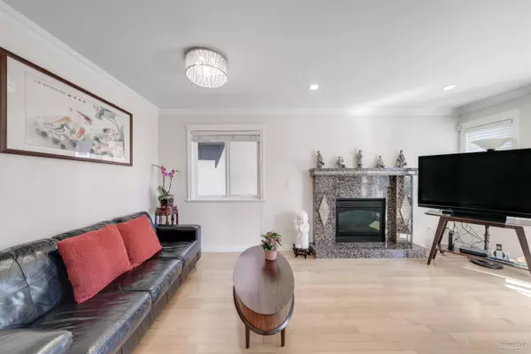 Vancouver, BC V6P 4A4,7531 Oak ST