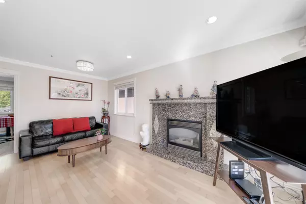 Vancouver, BC V6P 4A4,7531 Oak ST