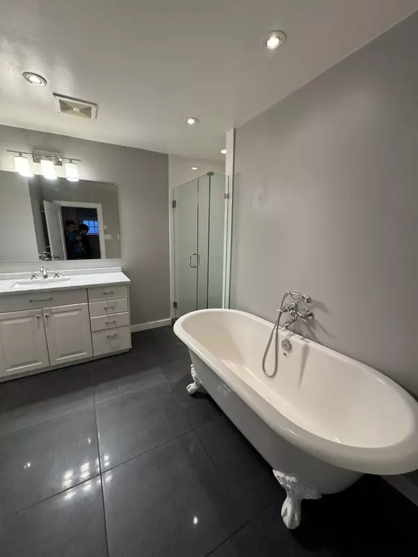 Vancouver, BC V6R 2S9,3845 W 13 AVE