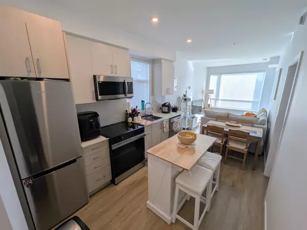 Surrey, BC V3T 2K8,13858 108 AVE #E504