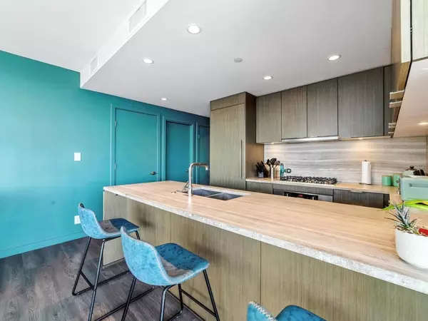 North Vancouver, BC V7L 0E4,112 E 13th ST #1006