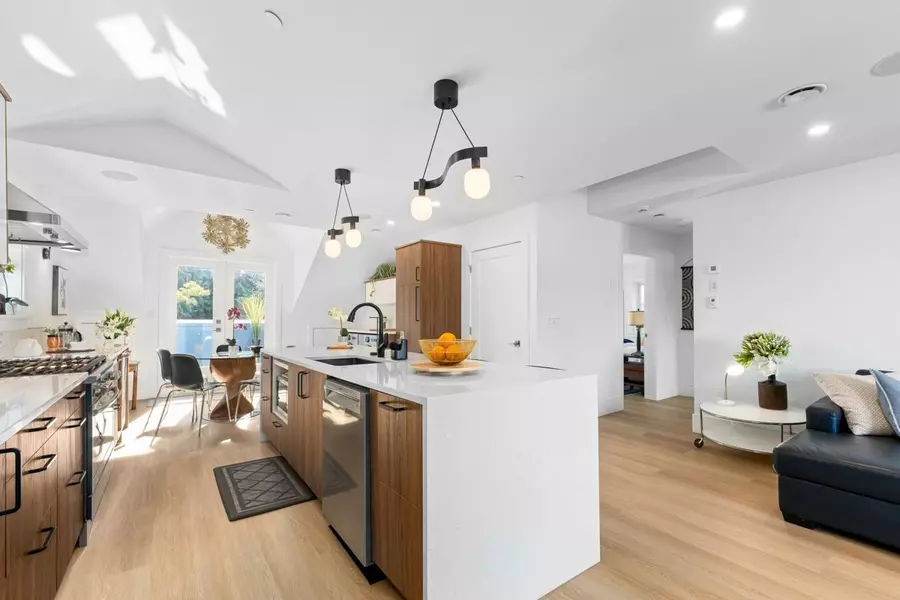 217 W 16th AVE, Vancouver, BC V5Y 1Y8