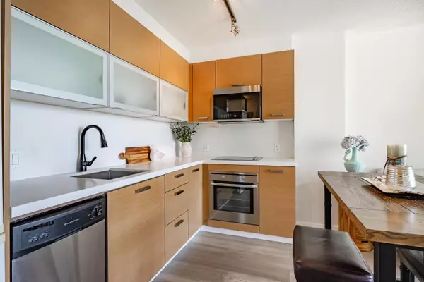 10777 University DR #1705 Surrey, BC V3T 0E6