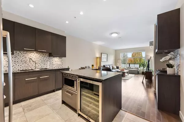 Burnaby, BC V5C 0E8,4570 Hastings ST #301