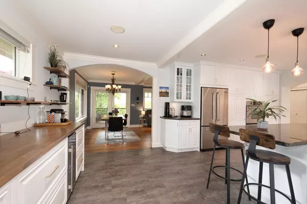 West Vancouver, BC V7T 2M5,1050 11th ST