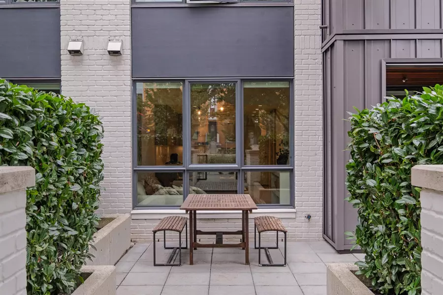 733 E 3rd ST #102, North Vancouver, BC V7L 1G8