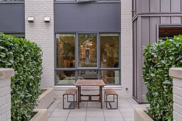 733 E 3rd ST #102, North Vancouver, BC V7L 1G8