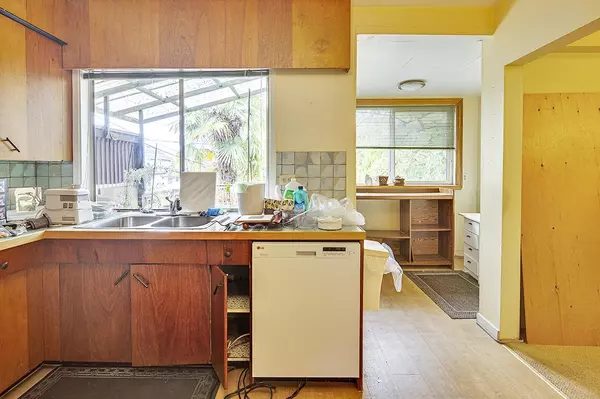Vancouver, BC V5Y 2R1,96 W 40th AVE