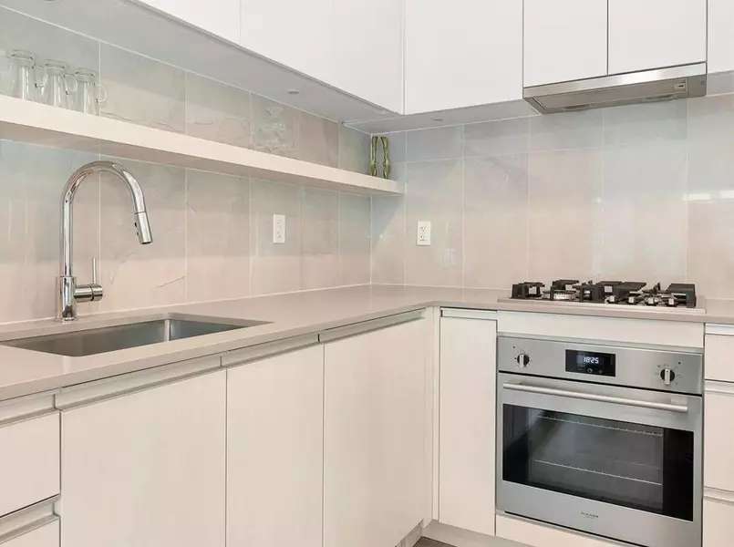 14225 103a AVE #202, Surrey, BC V3T 0T4