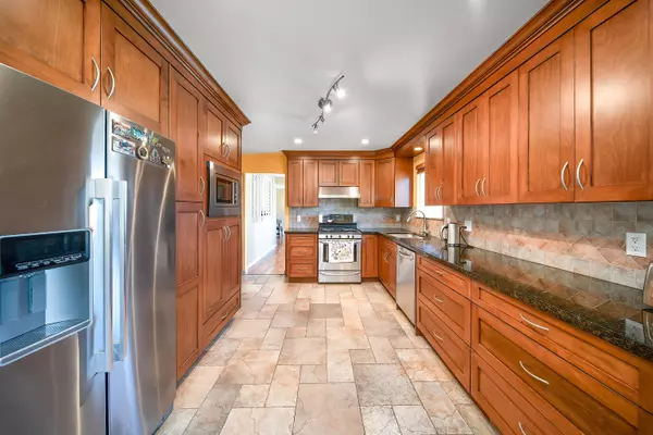 Burnaby, BC V5A 1N2,7122 Paulus CT