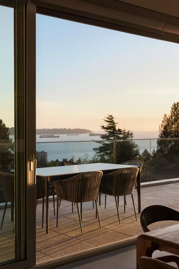 West Vancouver, BC V7V 4E4,1715 22nd ST