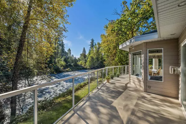 North Vancouver, BC V7J 2J6,682 Seymour BLVD