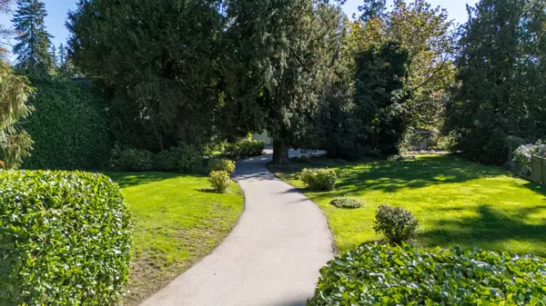 North Vancouver, BC V7J 2J6,682 Seymour BLVD