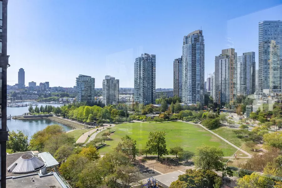 139 Drake ST #15D, Vancouver, BC V6Z 2T8
