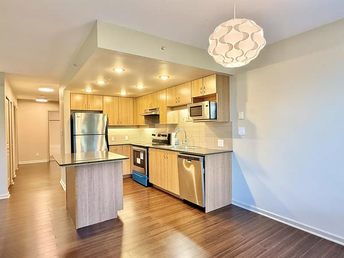 Burnaby, BC V5A 0A3,9232 University CRES #305