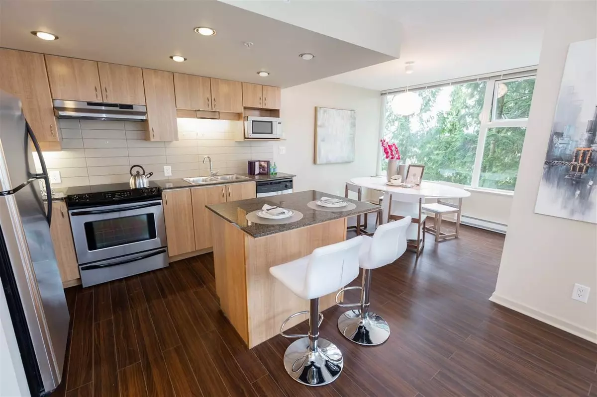 Burnaby, BC V5A 0A3,9232 University CRES #305