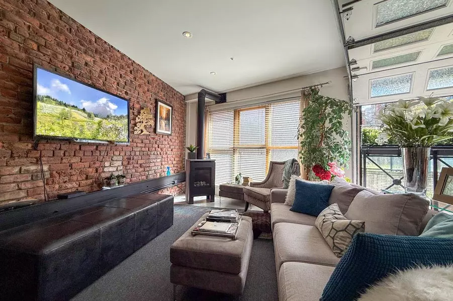 1230 Hamilton ST #202, Vancouver, BC V6B 2S8