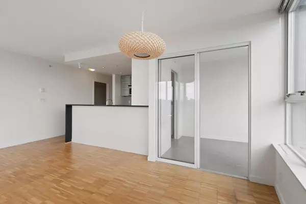 33 Smithe ST #1902 Vancouver, BC V6B 0B5