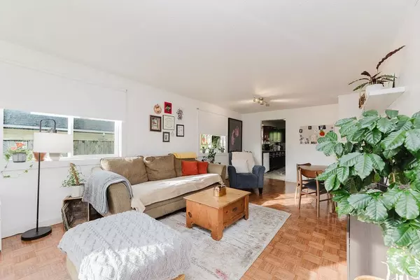 Gibsons, BC V0N 1V9,765 Cascade CRES