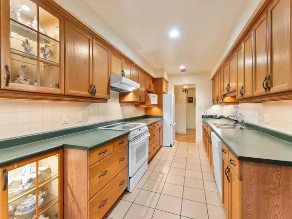 Vancouver, BC V6J 2A2,1695 W 10th AVE #201