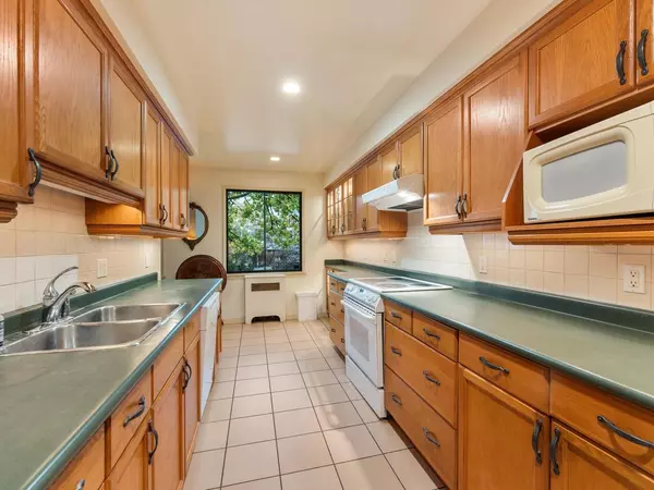 Vancouver, BC V6J 2A2,1695 W 10th AVE #201