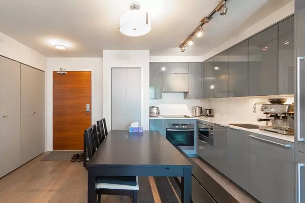 Vancouver, BC V6B 0K9,161 W Georgia ST #811