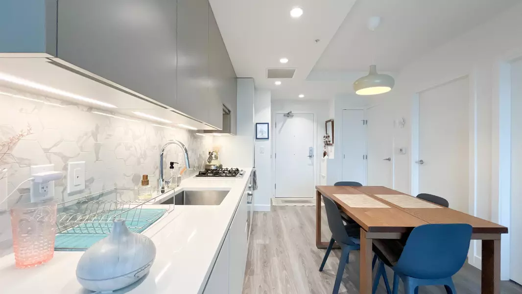 8181 Chester ST #210, Vancouver, BC V5X 0J9