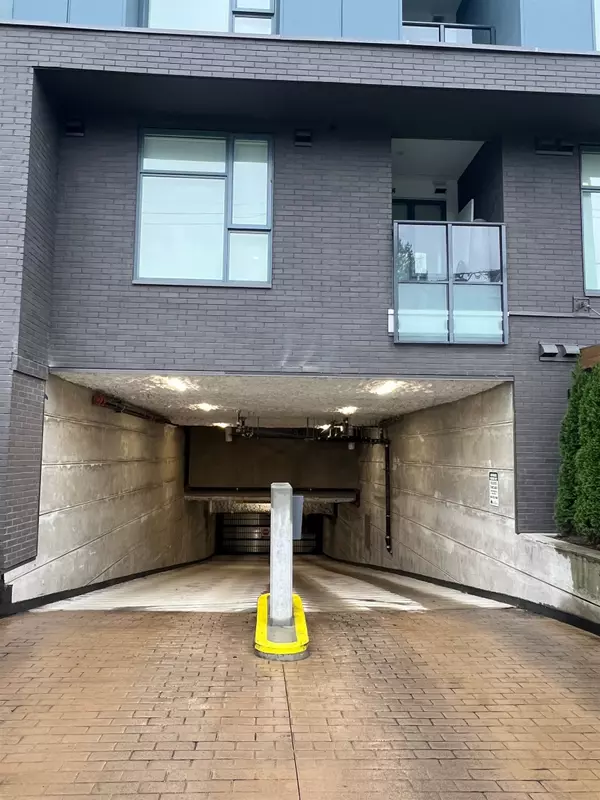 Surrey, BC V3R 3E5,10828 139a ST #608