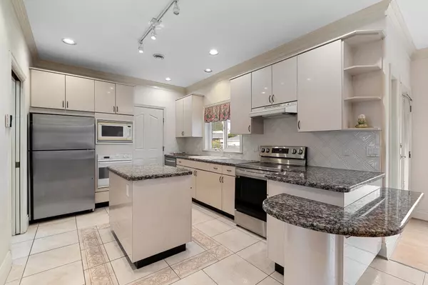 6941 Adair ST Burnaby, BC V5B 2W8