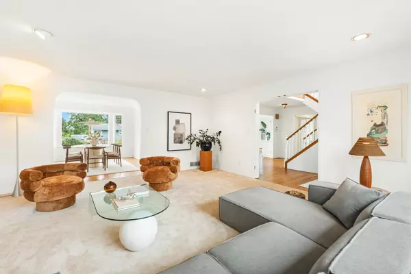 West Vancouver, BC V7V 2C4,2372 Kings AVE