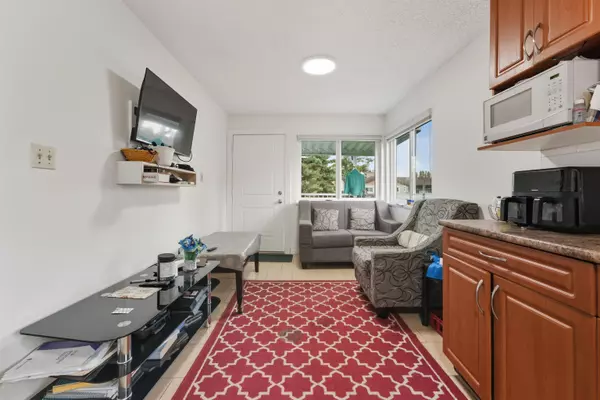 Surrey, BC V3V 4N8,9782 123 ST
