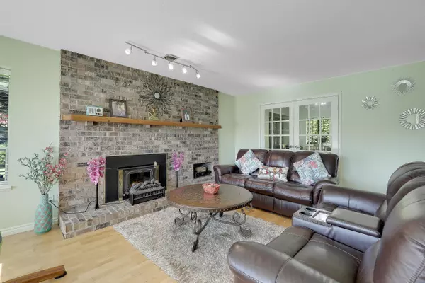 Surrey, BC V3W 8X3,8182 140b ST