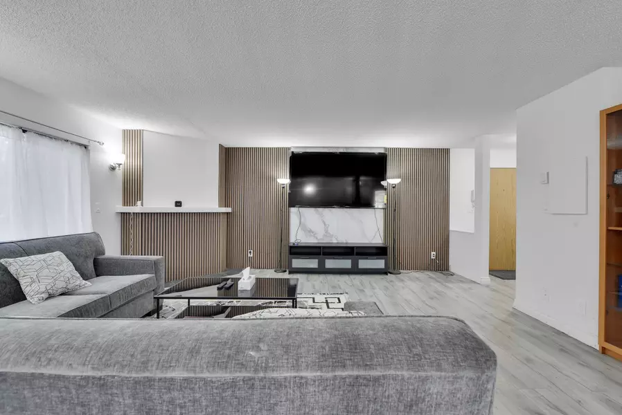 7064 133b ST #203, Surrey, BC V3W 8A4