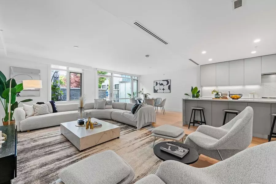 1331 Marine DR #202, West Vancouver, BC V7T 1B6