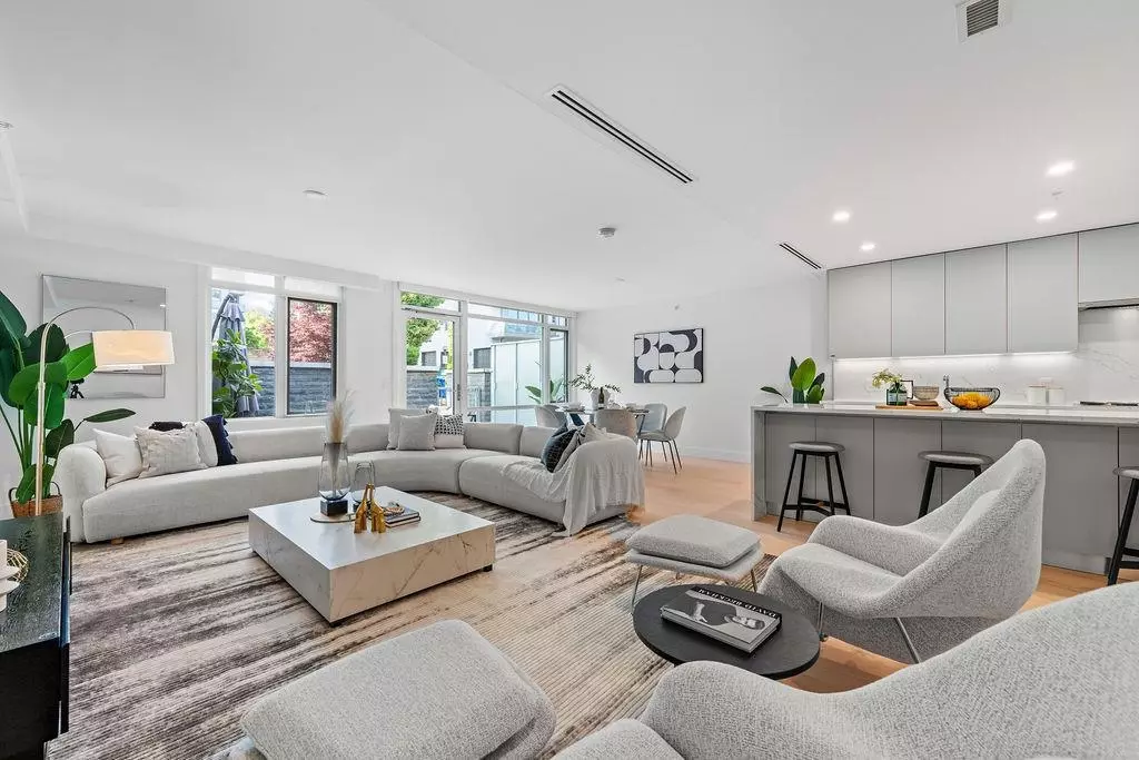 West Vancouver, BC V7T 1B6,1331 Marine DR #202