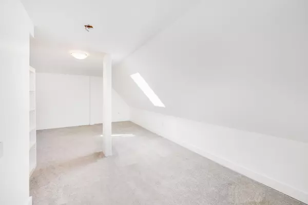 3182 Mountain HWY North Vancouver, BC V7K 2H5