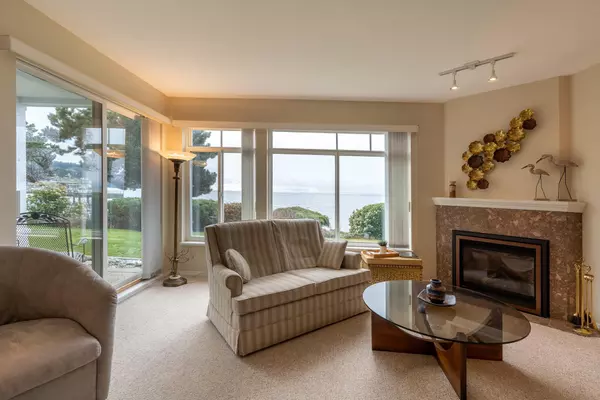 Sechelt, BC V7Z 0H4,5470 Inlet AVE #102
