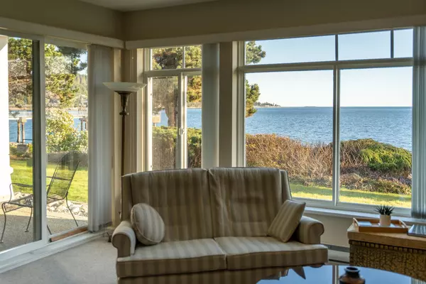 Sechelt, BC V7Z 0H4,5470 Inlet AVE #102