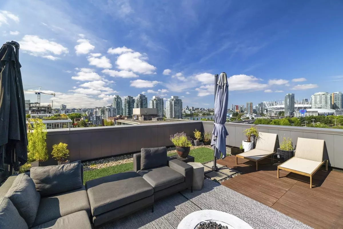 Vancouver, BC V6A 1Z6,219 E Georgia ST #901