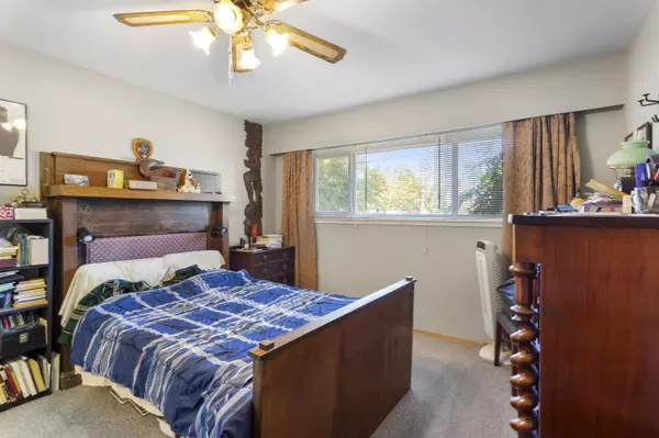 7134 17th AVE Burnaby, BC V3N 1K7