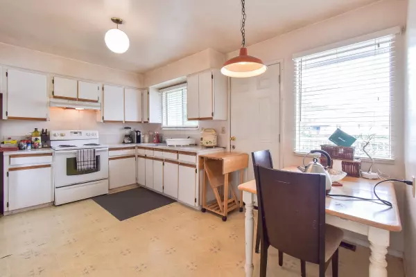 17841 57a AVE Surrey, BC V3S 1J3