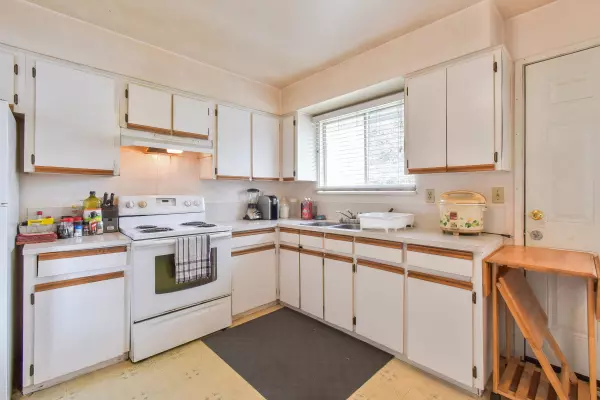 17841 57a AVE Surrey, BC V3S 1J3