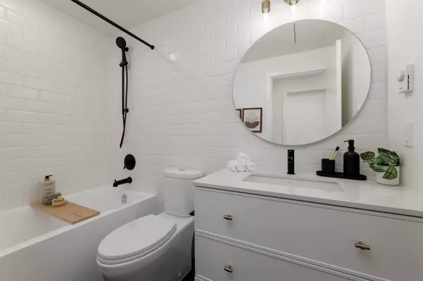 Coquitlam, BC V3K 0H7,215 Mcbay LN #614