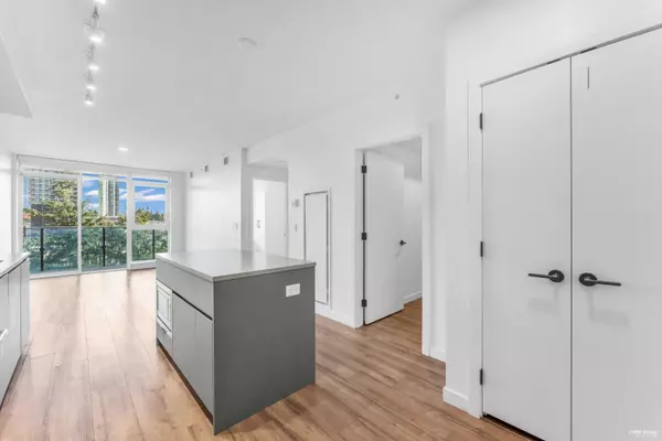 Surrey, BC V3T 0S6,13428 105 AVE #907