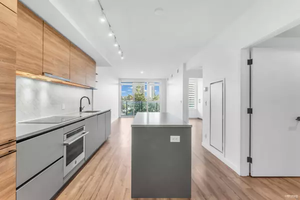 Surrey, BC V3T 0S6,13428 105 AVE #907