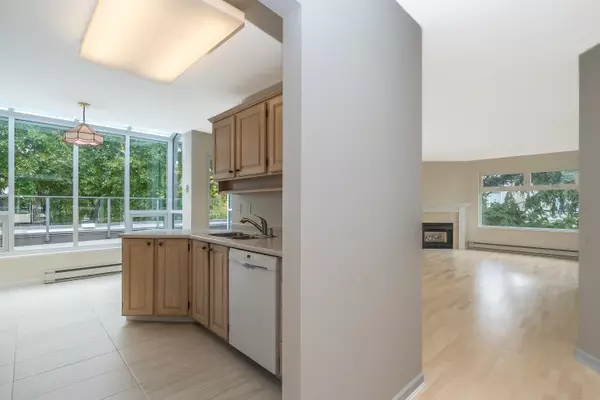 White Rock, BC V4B 4B1,1220 Fir ST #505