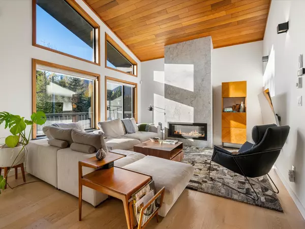 7206 N Fitzsimmons RD, Whistler, BC V8E 0E3