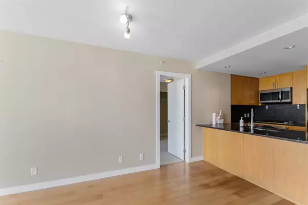 2978 Glen DR #2204 Coquitlam, BC V3B 0C3