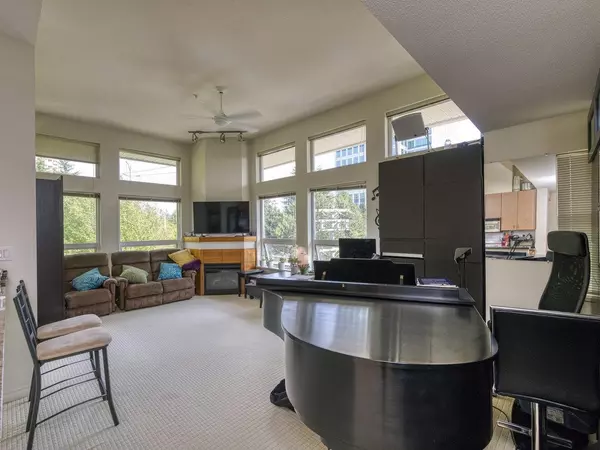 Burnaby, BC V3N 5E3,6888 Southpoint DR #410